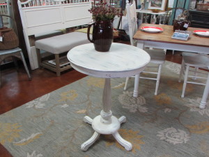 24" ROUND VINTAGE SIDE or NOOK DINING TABLE