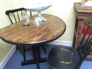 36" ROUND DROP LEAF TABLE w/ TWO CHAIRS