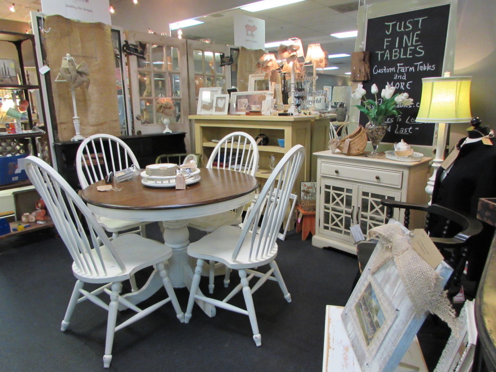 Country Farmhouse Farm Table and Chairs at ENCORE RESALES
