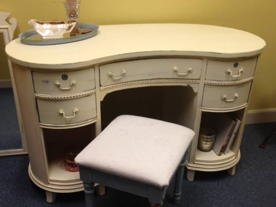 KIDNEY SHAPED DESK WITH STOOL