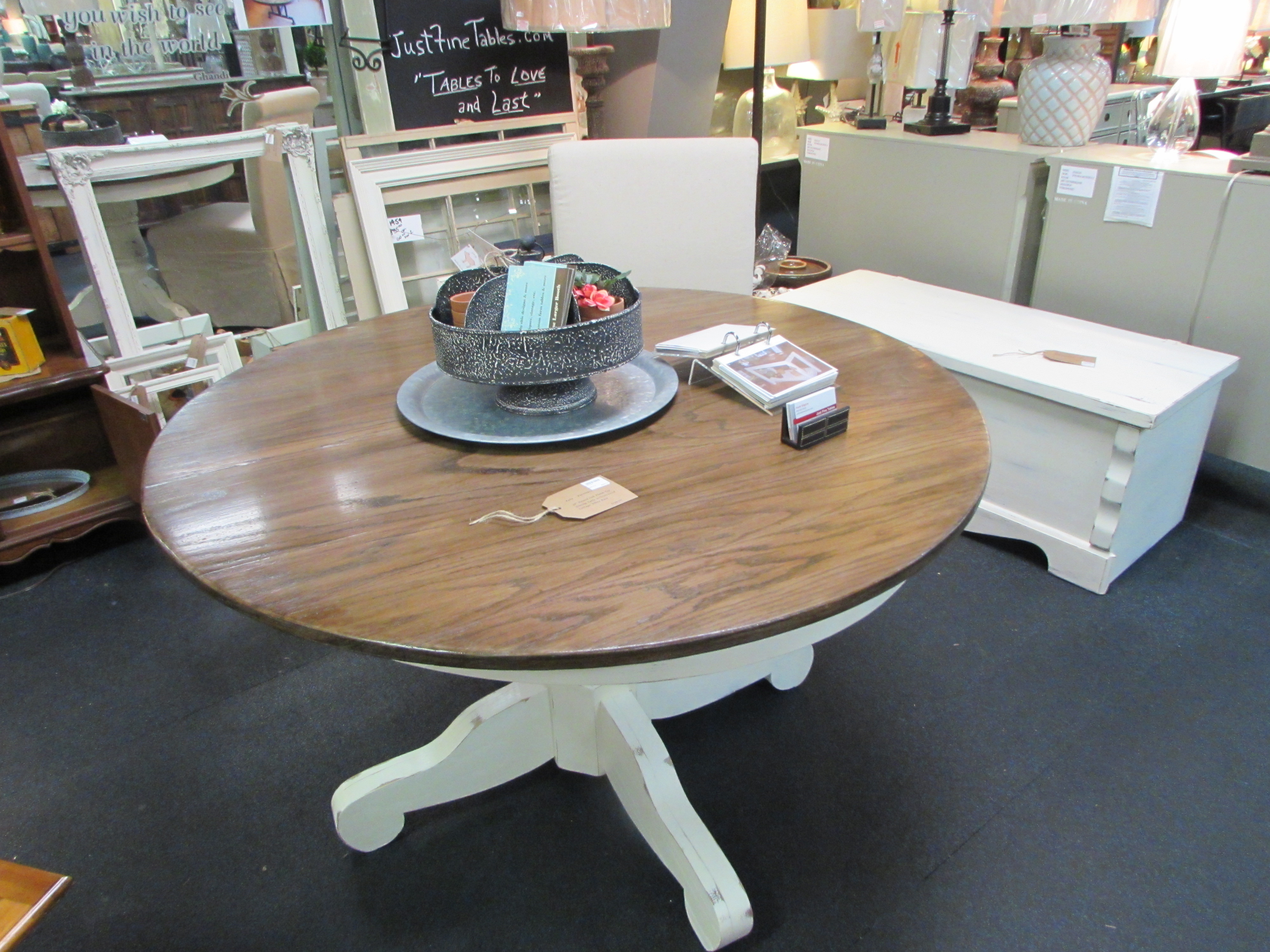 SOLID OAK ROUND TABLE