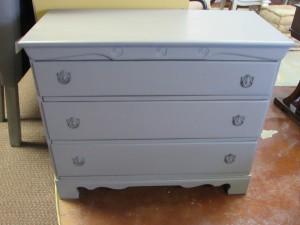 3-DRAWER CHEST (18.5" x 40" x 33")