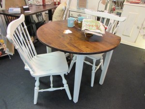 STAINED TOP DROP LEAF TABLE & CHAIRS (TABLE = 35" DIAMETER)