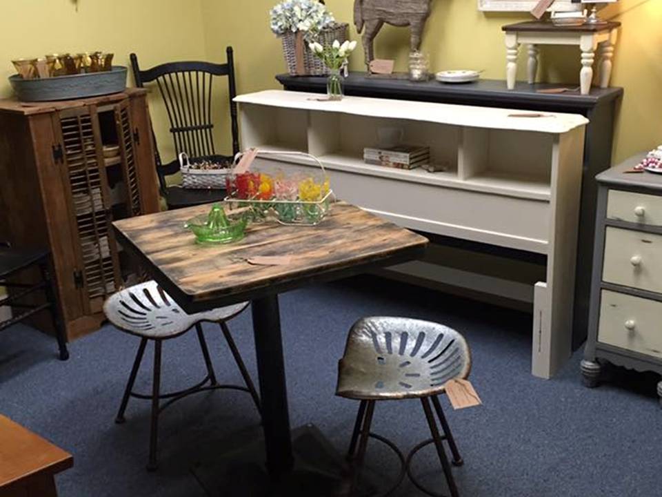 WEATHERED TOP TABLE & TRACTOR SEAT STOOLS